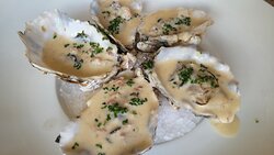 5 huîtres de l'île St Martin pochées au raifort, Noilly Pratt et lardons